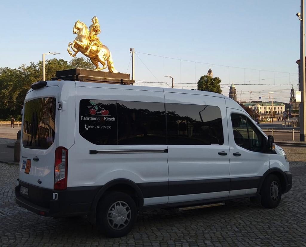 Fahrzeug von Fahrdienst Kirsch am Goldenen Reiter in Dresden