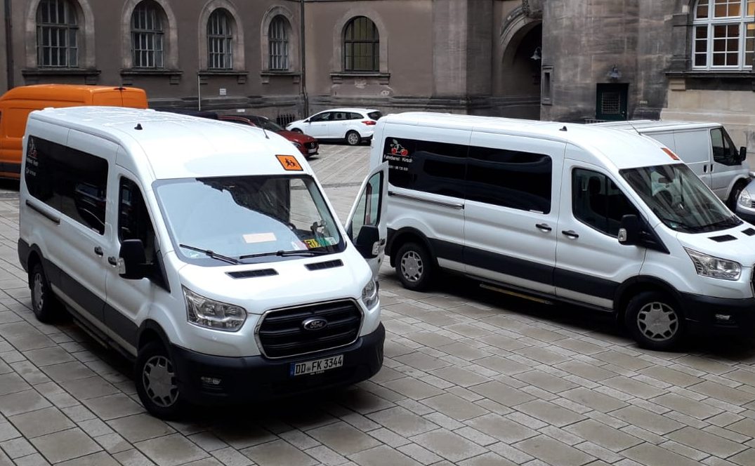 Fahrzeuge mit ausgeklappten Auffahrrampen für Rollstühle