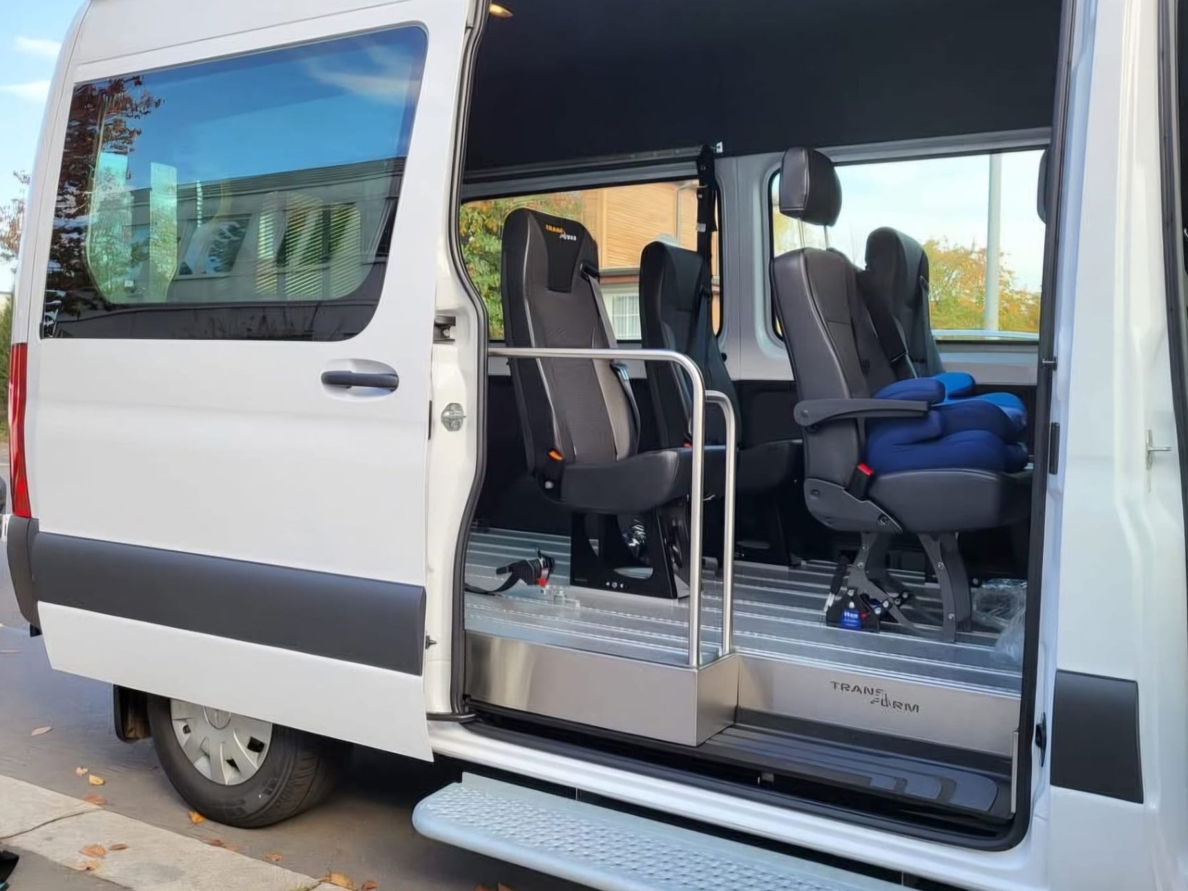 Innenraum mit Kindersitz, Haltegriff und Trittstufe